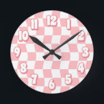 Retro Pastell Pink White Wavy Checkerboard Runde Wanduhr<br><div class="desc">Ihre Teenagertochter wird diese mädchenhafte Uhr von Jessica Amber Liebe. Diese niedliche Wanduhr weist ein pastellrosa und weißes Schachbrettmuster auf. Das Muster hat eine starke Verzerrung. Die Zahlen sind in einem groben Schriftart. Sie können die Farbe von allem ändern, was Sie sehen, im Edit-Bildschirm. Passt hervorragend zum dänischen Pastel Interieur....</div>