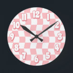 Retro Pastell Pink White Wavy Checkerboard Runde Wanduhr<br><div class="desc">Ihre Teenagertochter wird diese mädchenhafte Uhr von Jessica Amber Liebe. Diese niedliche Wanduhr weist ein pastellrosa und weißes Schachbrettmuster auf. Das Muster hat eine starke Verzerrung. Die Zahlen sind in einem groben Schriftart. Sie können die Farbe von allem ändern, was Sie sehen, im Edit-Bildschirm. Passt hervorragend zum dänischen Pastel Interieur....</div>