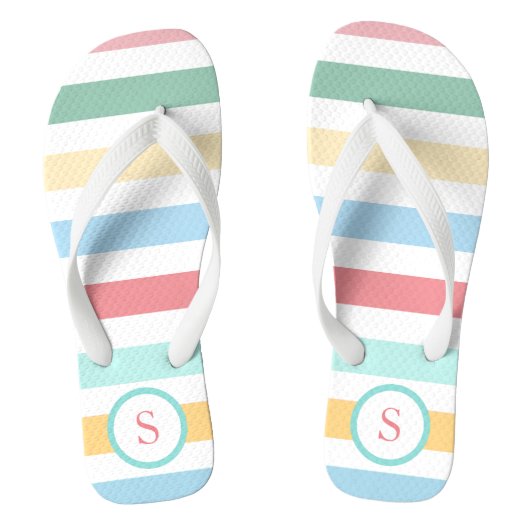 Retro-Pastelstreifen mit der Monogramm Badesandalen (Fußbett)