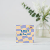 Retro Periwinkle Checkerboard mit Daisy Blume Quadratische Visitenkarte (Stehend Vorderseite)