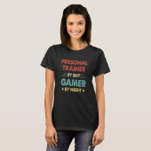 Retro Personal Trainer by Day Gamer by Night T-Shirt (Vorne ganz)