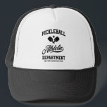 Retro Pickleball Athletic Department Custom Truckerkappe<br><div class="desc">Fun Pickleball Hut mit gekreuzten Paddeln,  Ball und Retro Typografie. Fügen Sie Ihren eigenen Text zu personalisieren - Teamname,  Clubname,  Stadt,  Stadt,  Turniername,  etc. Spielt noch mehr Spaß beim Pickleball.</div>