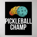 Retro Pickleball Champ Pickle Ball Champion Poster<br><div class="desc">Retro Pickleball Champ Pickle Ball Champion Opa Herren Geschenk. Perfektes Geschenk für Ihren Vater,  Mama,  Papa,  Männer,  Frauen,  Freunde und Familienmitglieder am Erntedank Tag,  Weihnachten,  Muttertag,  Vatertag,  4. Juli,  1776 Unabhängiger Tag,  Veteranen Tag,  Halloween,  Patrick's Day</div>