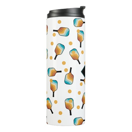 Retro-Pickleball-Paddle und Ball-Muster-Monogramm Thermosbecher (Nach links gedreht)