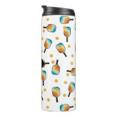 Retro-Pickleball-Paddle und Ball-Muster-Monogramm Thermosbecher (Nach rechts gedreht)