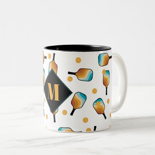 Retro-Pickleball-Paddle und Ball-Muster-Monogramm Zweifarbige Tasse (VorderseiteRechts)