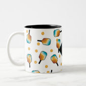 Retro-Pickleball-Paddle und Ball-Muster-Monogramm Zweifarbige Tasse (Links)