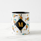 Retro-Pickleball-Paddle und Ball-Muster-Monogramm Zweifarbige Tasse (Mittel)