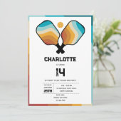 Retro Pickleball Paddles & Ball Geburtstagsparty Einladung (Stehend Vorderseite)