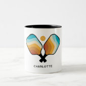 Retro Pickleball Paddles & Ball Individuelle Name Zweifarbige Tasse (Mittel)