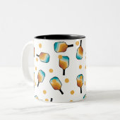 Retro Pickleball Paddles & Ball Pattern Zweifarbige Tasse (Vorderseite Links)