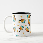 Retro Pickleball Paddles & Ball Pattern Zweifarbige Tasse (Links)