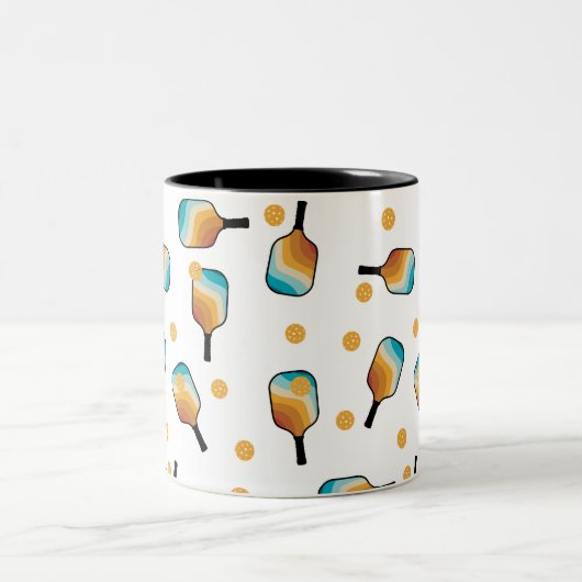 Retro Pickleball Paddles & Ball Pattern Zweifarbige Tasse (Mittel)