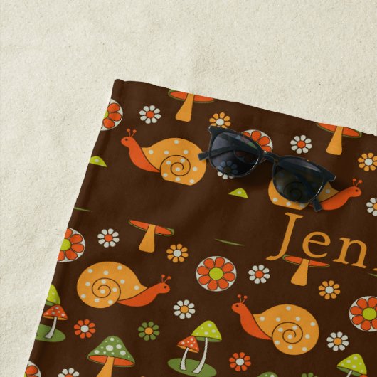 Retro-Pilze & Schnecken Cocktailcore Personalisier Strandtuch (Beispiel)