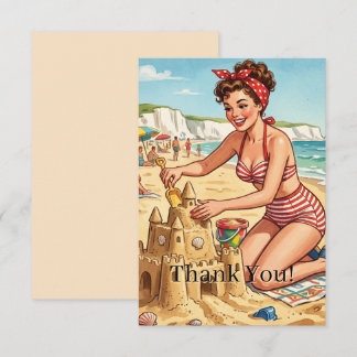 Retro-Pin-Up-Girl beim Bau einer Sandburg | Person Dankeskarte