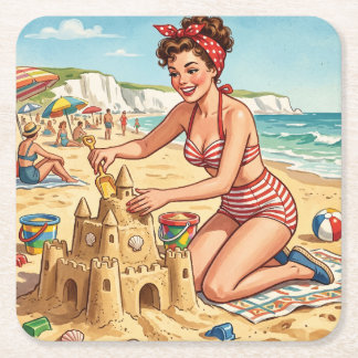 Retro-Pin-Up-Girl beim Bau einer Sandburg Rechteckiger Pappuntersetzer