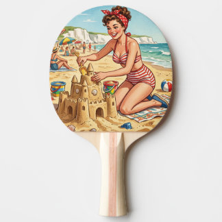 Retro-Pin-Up-Girl beim Bau einer Sandburg Tischtennis Schläger
