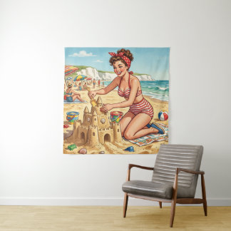 Retro-Pin-Up-Girl beim Bau einer Sandburg Wandteppich