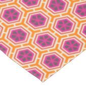 Retro Pink and Orange Modern Geometric Pattern Tischdecke (Schrägansicht)