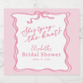 Retro Pink Bow She's Tying the Knot Schaumweinetikett (Einzelnes Label)