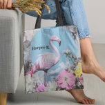 Retro Pink Flamingo Collage Tasche<br><div class="desc">Dieses Retro-inspirierte Design zeichnet sich durch ein gewagtes, pastellrosa Flamingo-Set vor einer hellblauen Kulisse aus und schafft einen ruhigen und dennoch auffallenden Kontrast. In der Umgebung des Flamingos erwecken zarte Blume in Rosa, Gelb und Weiß ein traumhaftes, Vintages Gartengefühl, das Natur und Pop mühelos verbindet. Dieses Kunstwerk im Coquette-Stil ist...</div>