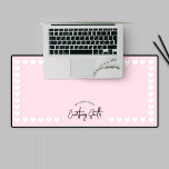 Retro Pink Heart Pattern Niedlicher trendy Script  Schreibtischunterlage<br><div class="desc">Fügen Sie Ihrem Arbeitsbereich ein wenig Spaß und Stil mit diesem niedlichen,  rosa Schreibtischmatte-Design hinzu. Mit einem Herzmuster um die Ränder,  trendigen Skript-Schriftart und einem rot-rosa Hintergrund. Diese moderne Retro-inspirierte Schreibtischmatte ist vollständig editierbar und eignet sich hervorragend für Ihre Zuhause,  Ihren Schönheitssalon oder Ihr Geschäftsbüro!</div>