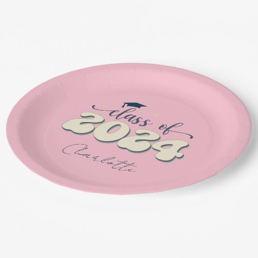 Retro Pink-Klasse 2024 Abschluss Pappteller (Schrägansicht)