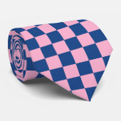 Retro Pink Navy Checkered Groomsmen Wedding Krawatte (Gerollt)