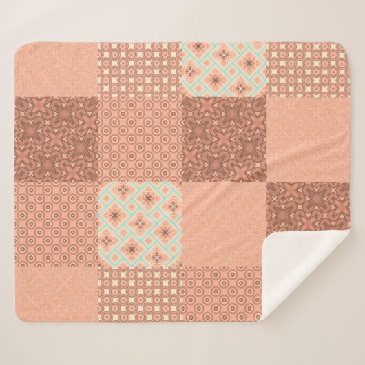 Retro Pink Patchwork Sherpadecke (Vorderseite (Horizontal))