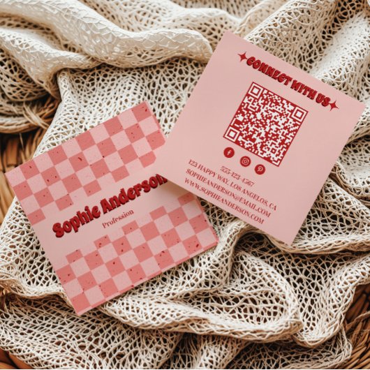 Retro Pink & Red Checkerboard with QR Code Quadratische Visitenkarte
