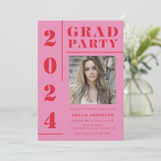 Retro Pink Red Typografy Foto Graduation Party Einladung (Stehend Vorderseite)