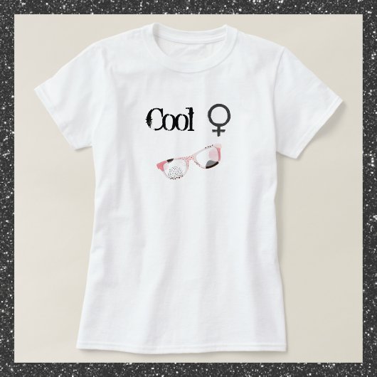 Retro Pink und Schwarz Cool Girl mit Sonnenbrille T-Shirt