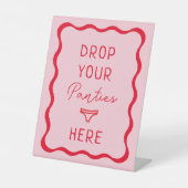 Retro Pink Wavy Drop Ihre Panties Hier Spiel-Zeich Sockelschild (Vorderseite)