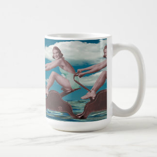 Retro-Pinups auf einer altmodischen Ruderbank Kaffeetasse