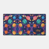 Retro-Planeten Mit Monogramm Schreibtischunterlage (Vorderseite)