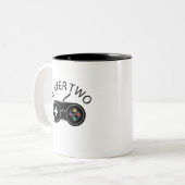 Retro Player Two Gaming Controller Zweifarbige Tasse (Vorderseite Links)