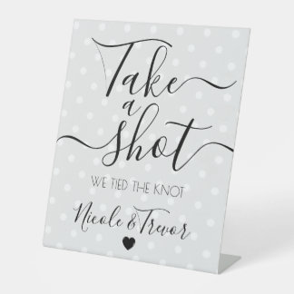 Retro Polka Punkte Grau Take a Shot Hochzeit Sockelschild