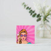 Retro Pop Art Blonde Lady Wow Pink ID556 Quadratische Visitenkarte (Stehend Vorderseite)