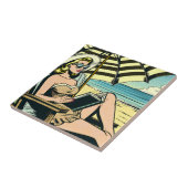 Retro Pop Art Lady am Strand Fliese (Seite)