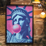 Retro Pop Art Lady Liberty Poster<br><div class="desc">Mit diesem Pop im Art-Style-Poster im Stil der Freiheitsstatue macht Lady Liberty eine kühne Aussage. Sie bläst eine rosa Bläschenblase gegen eine retro-halftone heiße rosa Kulisse. Diese freche, rebellische Drehung auf einer amerikanischen Ikone bietet eine beeindruckende Wandkunst, die sich perfekt für moderne Apartments, kreative Studios, Schlafzimmer oder eklektische Galerienwände eignet....</div>