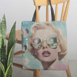 Retro Pop Art Pink und Blue Space Woman Tasche<br><div class="desc">Dieses auffallende Design besticht durch eine glamouröse Frau in übergroßen, reflektierenden Sonnenbrillen, die Retro-Pop-Kunstcharme hervorruft. Mit ihren kühnen rosa Lippen und Vintagen Wellen strahlt die Coquette-Ästhetik durch, während die Spiegellinsen eine kosmische, andere Welten-Szene widerspiegeln, die klassische Schönheit mit einer futuristischen Drehung verbindet. Floating-Blasen fügen eine spielerische, surreale Touch hinzu und...</div>