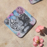 Retro Pop Art Tiger und Schmetterlinge Collage Getränkeuntersetzer<br><div class="desc">Erleben Sie den Ort mit kühner Eleganz in diesem coquette ästhetischen Design. Mit einem auffallenden Tiger mit weichen Blumen und Schmetterlingen vermischt diese Retro-inspirierte Collage kräftige und zarte Elemente. Der Mix aus rosa Zuhause-Akzenten und lebendigen Details schafft ein kraftvolles und gleichzeitig spielerisches Ambiente, das perfekt dazu beiträgt, jedem Produkt eine...</div>