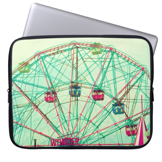 Retro Pop Sommerfest Laptopschutzhülle (Vorderseite)