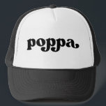 Retro Poppa Schwarz und Weiß Truckerkappe<br><div class="desc">"Poppa" im Retro-Stil Schriftart,  Farbe ist editierbar; fügen Sie Ihren eigenen Namen,  wenn gewünscht und wählen Sie Hass-Stil.</div>