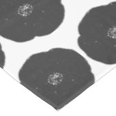 Retro Poppy Floral Art Muster in Schwarz-Weiß Tischdecke (Schrägansicht)