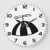 Retro Propeller Beanie Whimsical Schwarz und Weiß Große Wanduhr (Vorderseite)