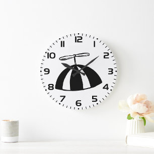 Retro Propeller Beanie Whimsical Schwarz und Weiß Große Wanduhr