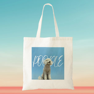 Retro-Pudel-Blick hinauf zur Blue Sky Art Tragetasche