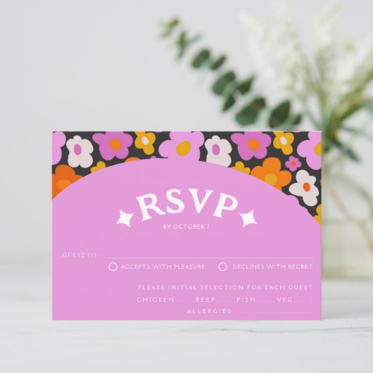 Retro Purple Orange Floral 70's Groovy Wedding RSVP Karte (Stehend Vorderseite)