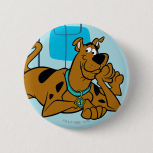 Retro Quadrate Scooby-Doo, das sich hinlegt Button